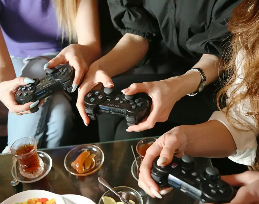 Een groep vrienden speelt op gamepads.