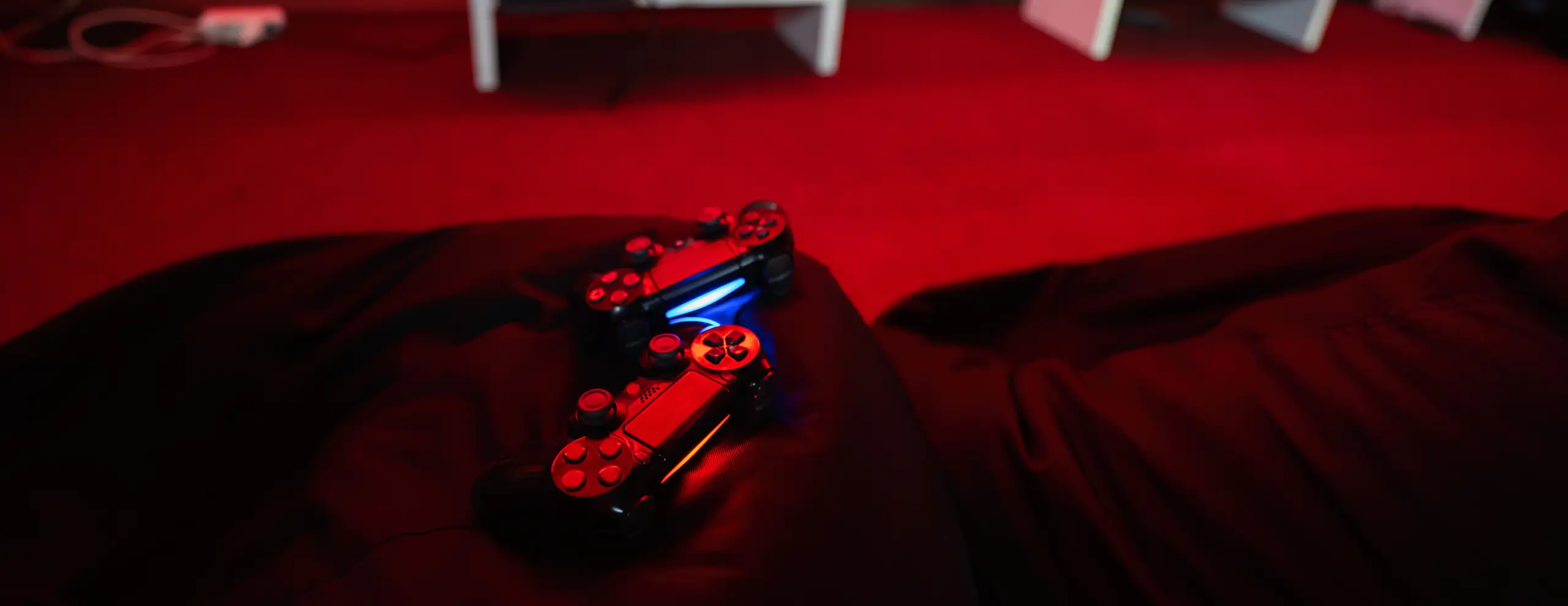 Privé-speelkamer met meerdere computers.