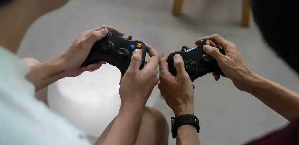 Een paar vrienden spelen op gamepads.