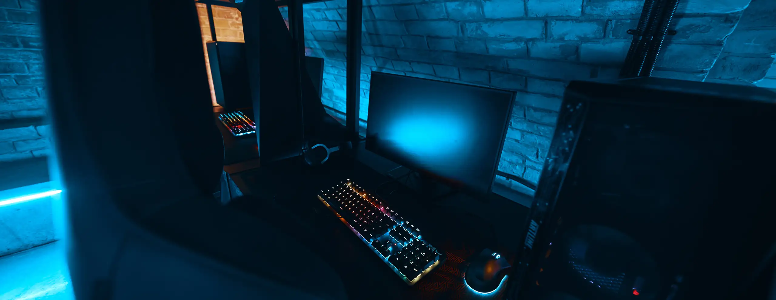 Privé-speelkamer met meerdere computers.