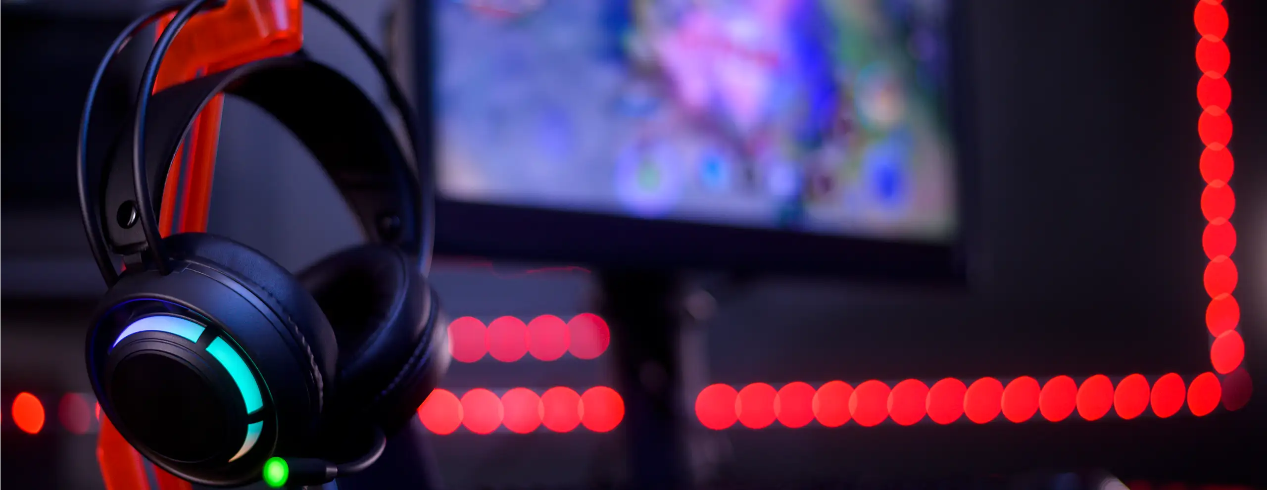 Professionele gaming-koptelefoon op de achtergrond van een computer.