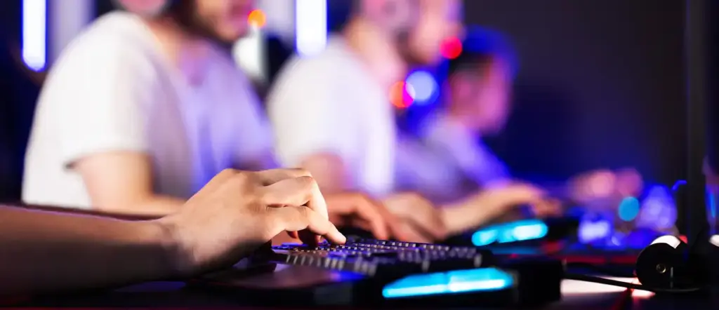 Grote arena met mensen, bovenop is een scherm geplaatst voor het uitzenden van wedstrijden.